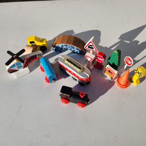 Bundle of Train Table Accessories Trains Toys Signals Vehicles Comes from a pet- - Picture 2 of 9